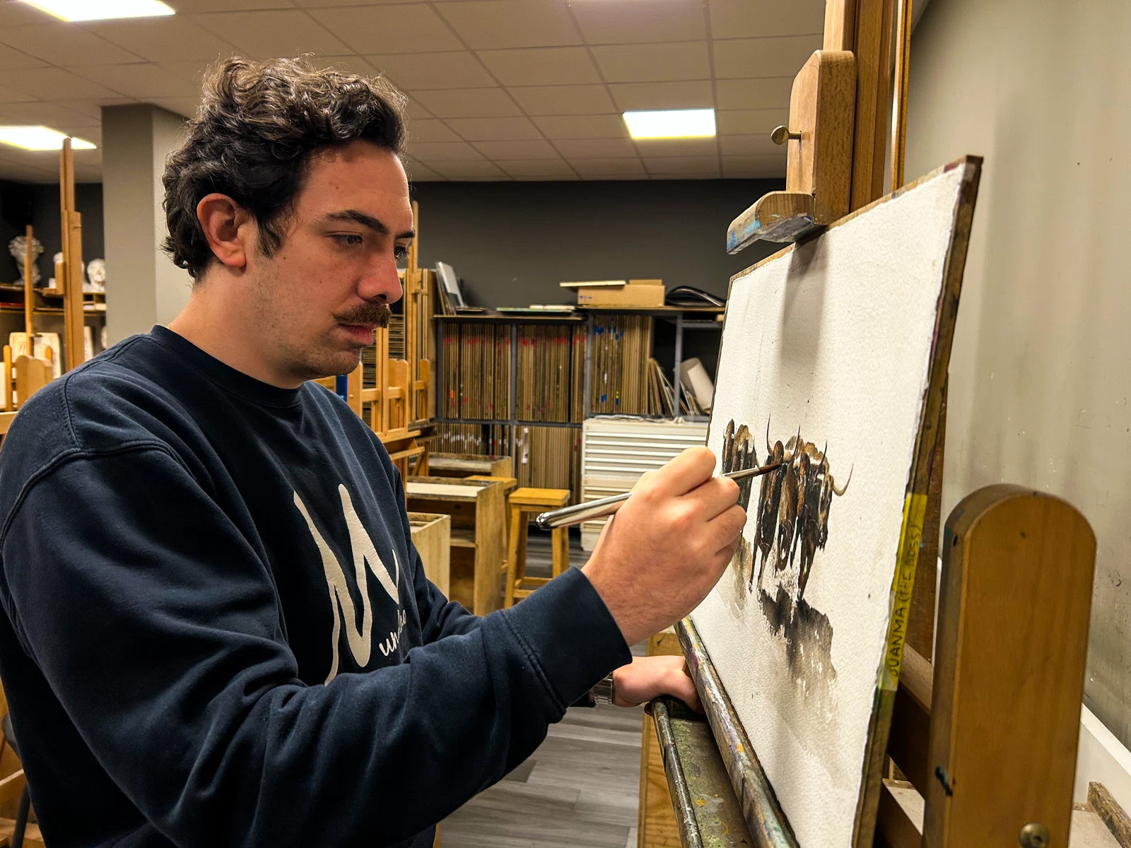 Juanma trabajando en una obra sobre el caballete